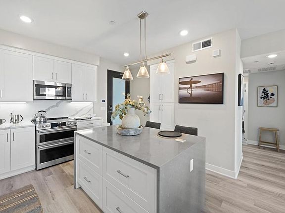 5th image of 1105 S Cleveland St #209