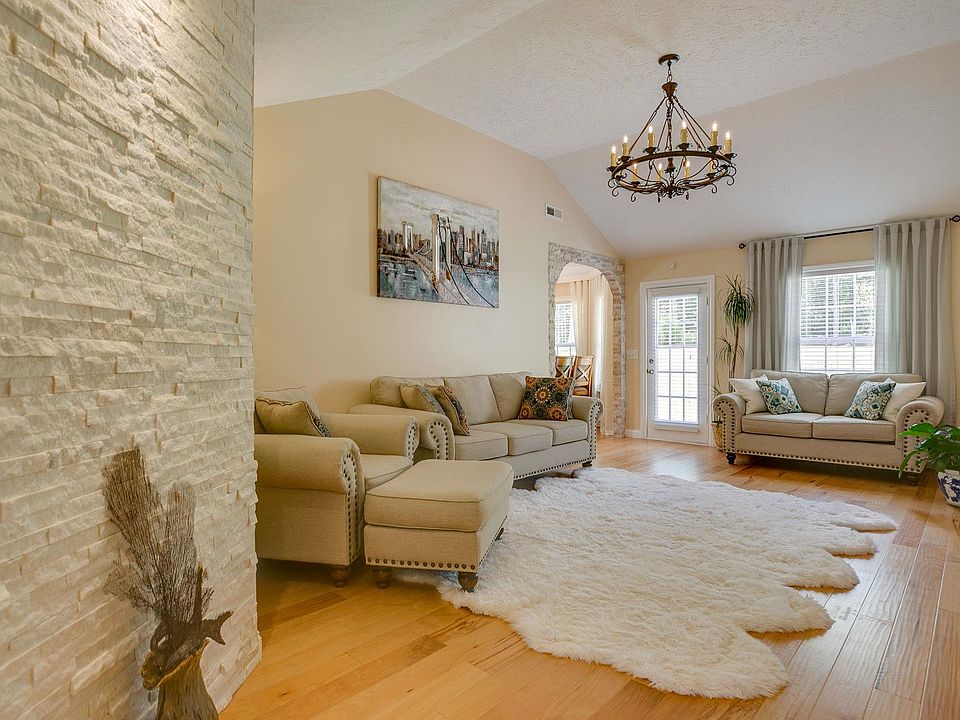 1st image of 421 Niagra Ln