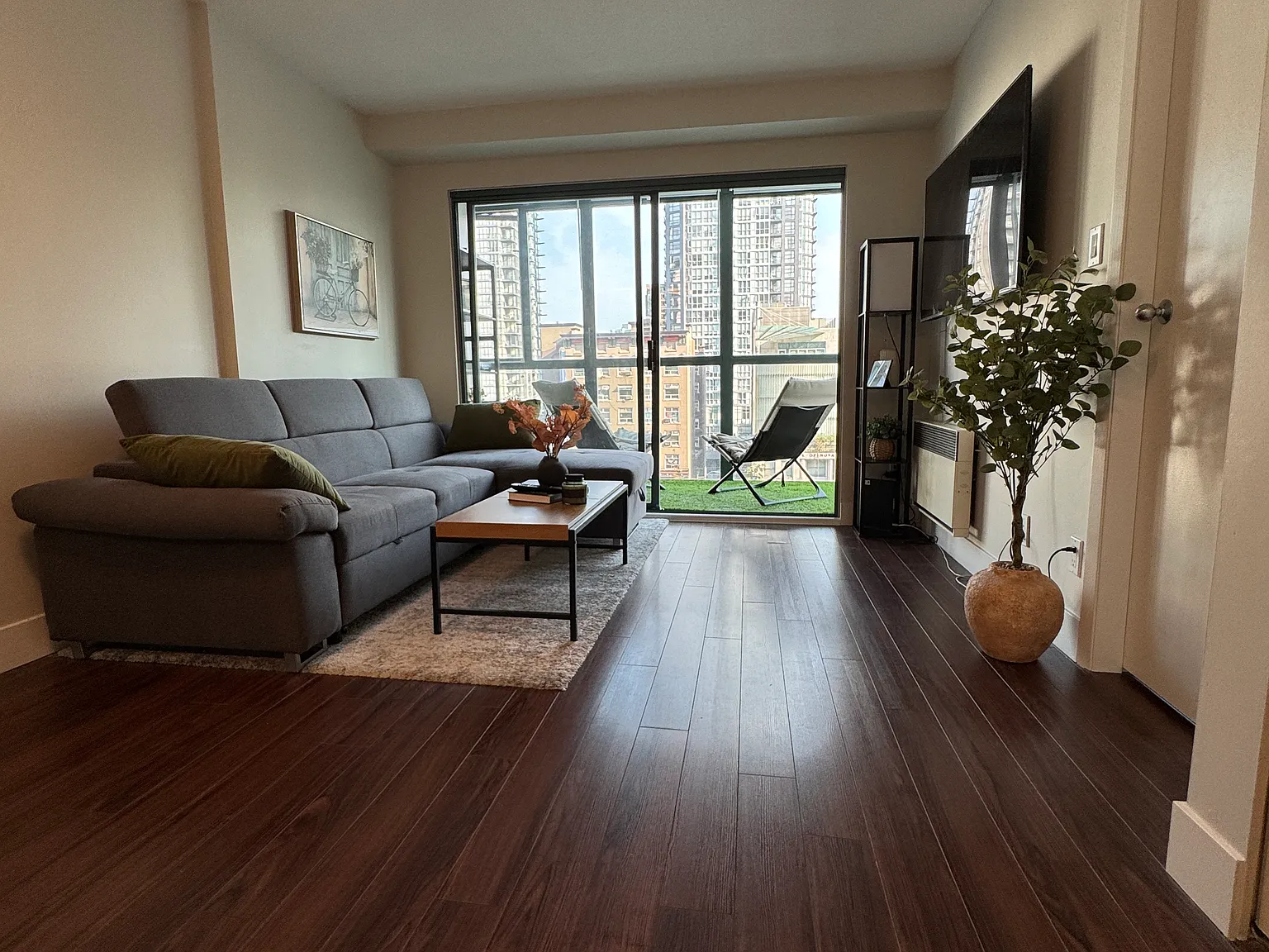 1 bed, 501 sqft, $2,400 — Photo 2