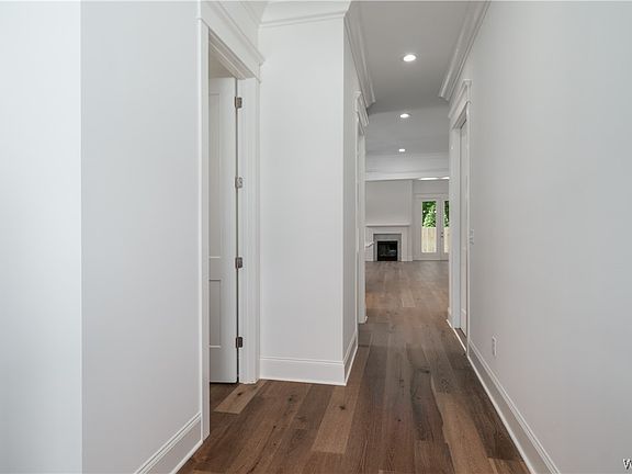 5th image of 301 Trails End Ln
