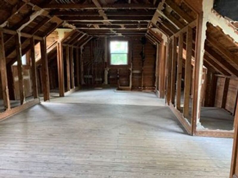 1st image of 202 Maplewood Garage