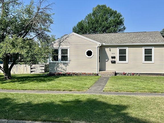 2nd image of 809 Labarge Ct