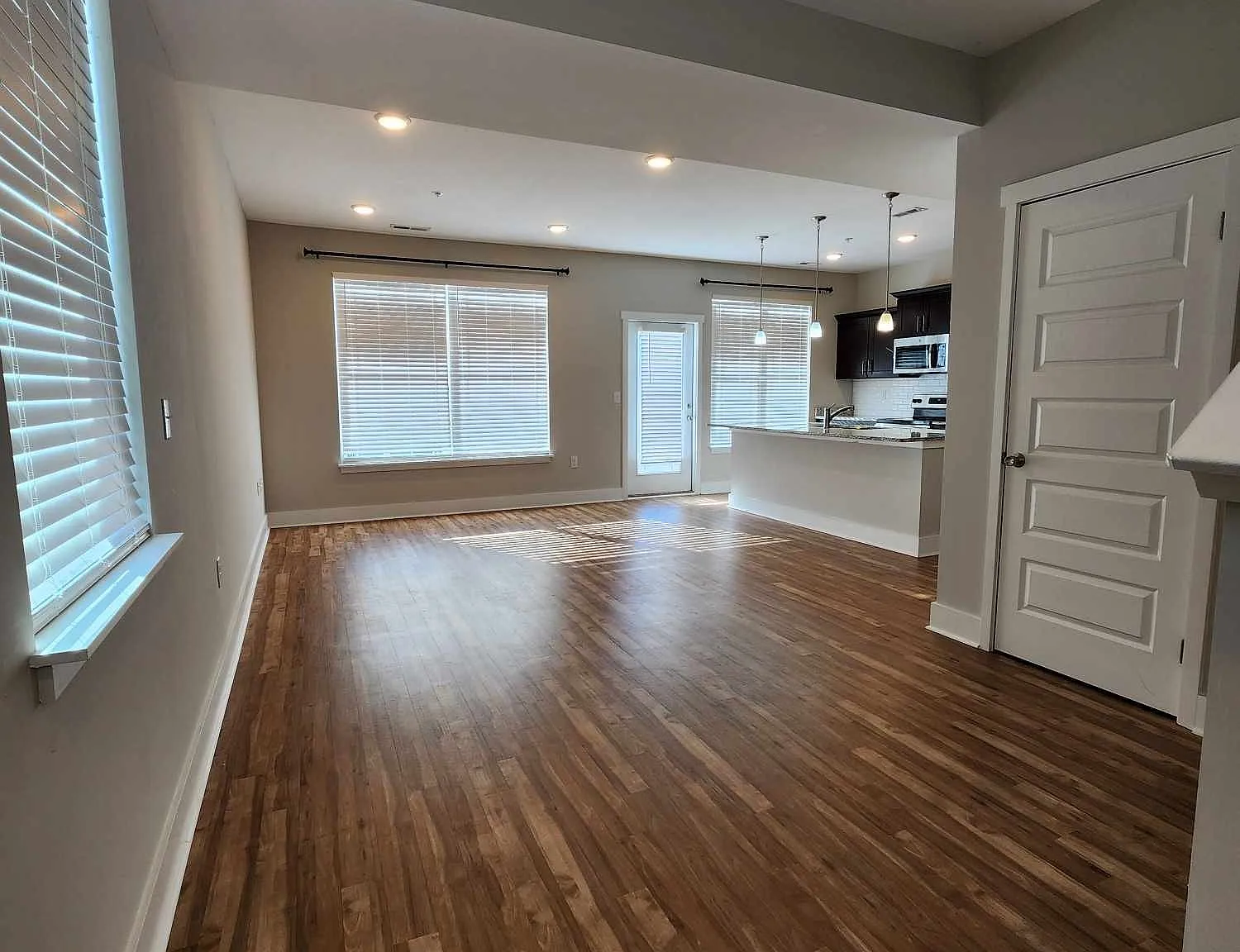 3 bed, 2.5 bath, 1600 sqft, $2,100 — Photo 3
