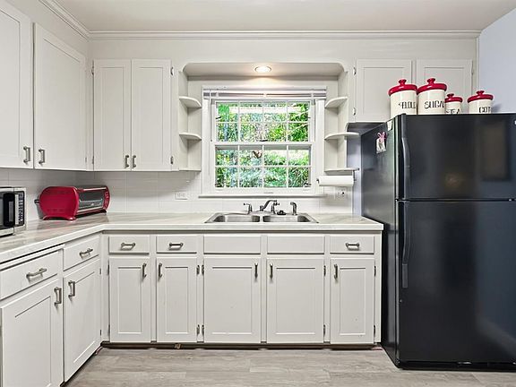 3rd image of 2044 Indian Hill Rd