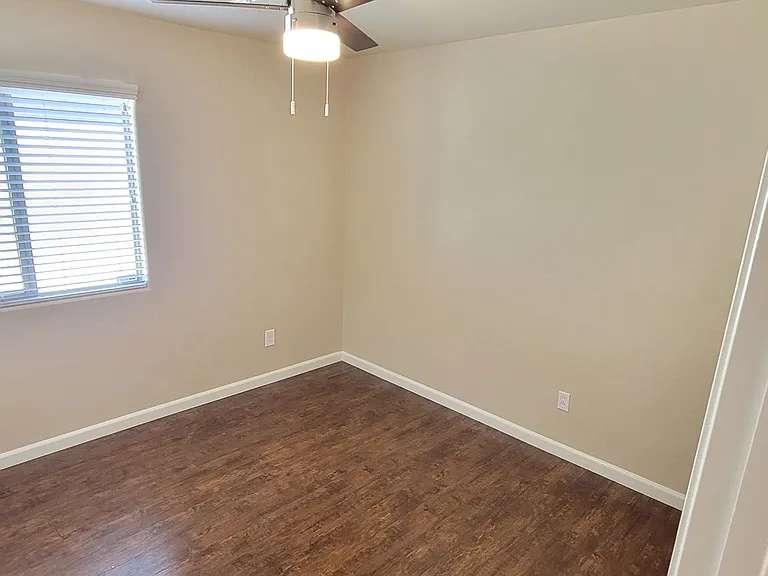 1814 W Desert Hills Dr — Photo 9