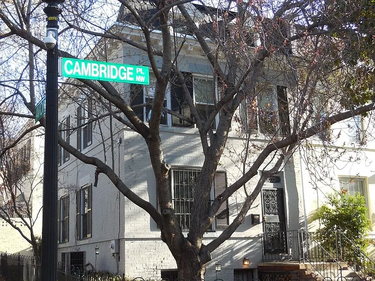 3035 Cambridge Pl NW — Photo 2