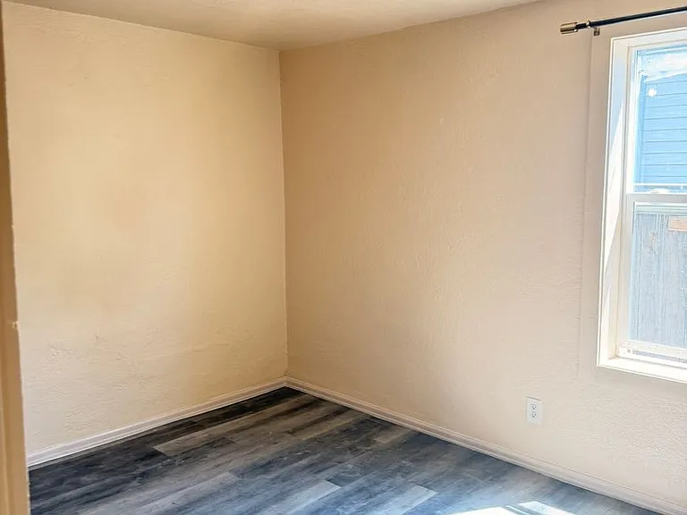 1302 Bunting Ave — Photo 4