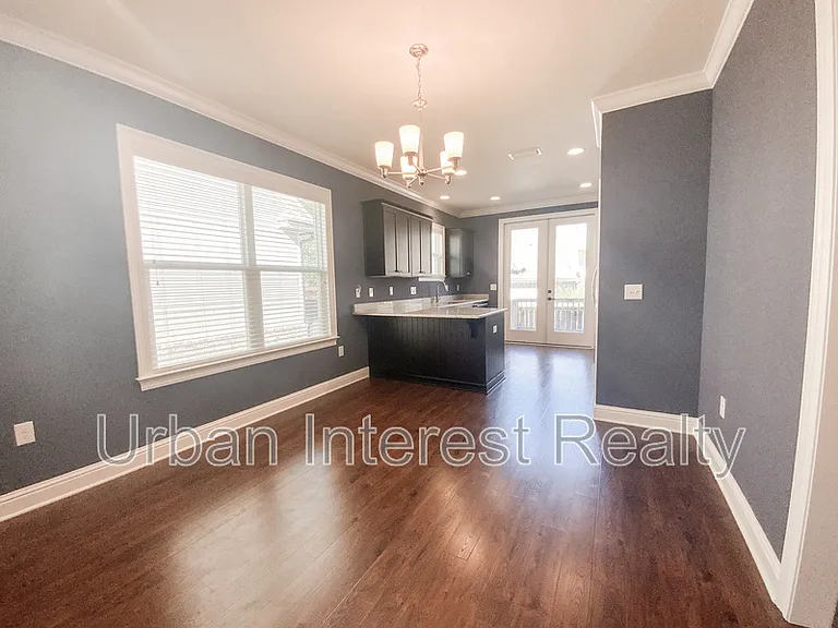 403 King St — Photo 3