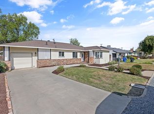1850 Leoni Dr, Hanford, CA 93230