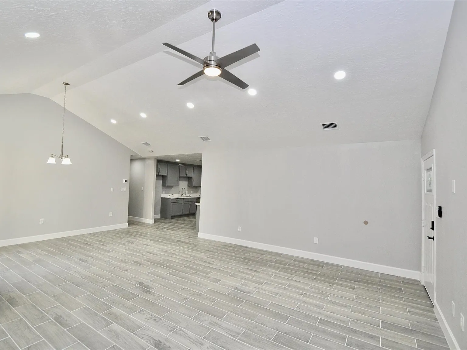 3 bed, 2.0 bath, 1396 sqft, $1,900 — Photo 4
