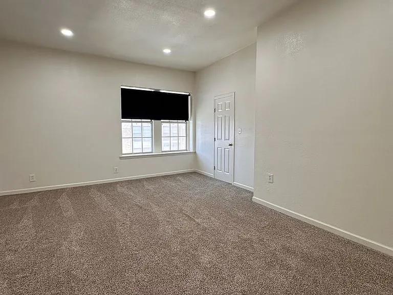 108 E Lee St — Photo 3