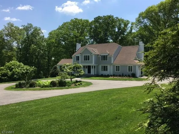 20 Carriage Hill Dr, Far Hills, NJ 07931