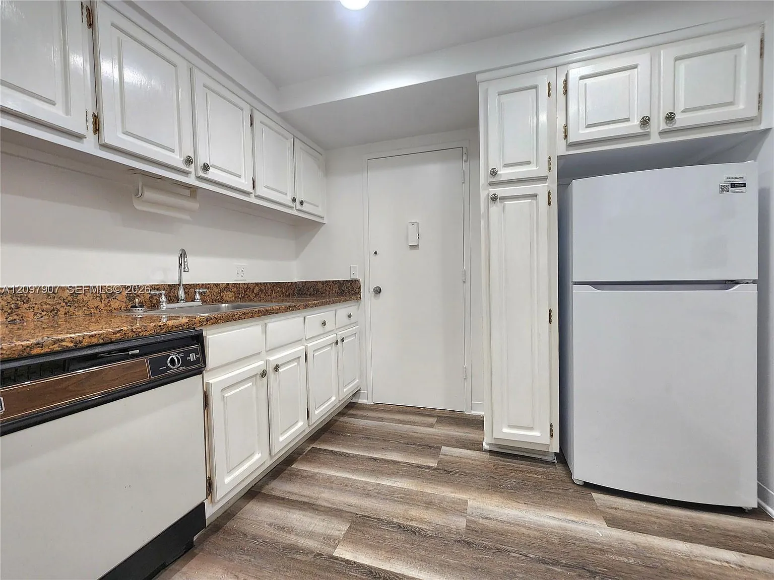 Alexander Towers Condo — Photo 3