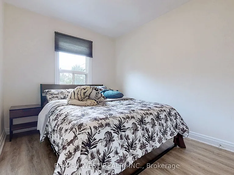139 Ranee Ave #MAIN FLOOR — Photo 17