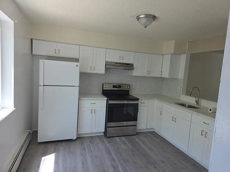 667 Hill St — Photo 3