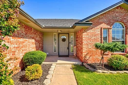3rd image of 1904 Bluegrass Ct