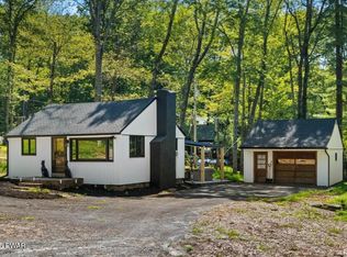 31 Maple St, Hawley, PA 18428