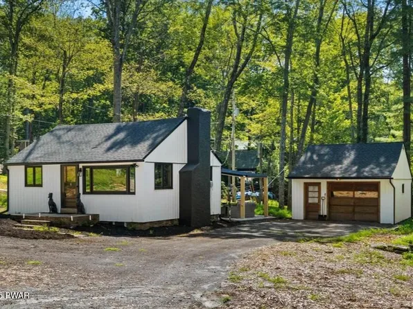 31 Maple St, Hawley, PA 18428