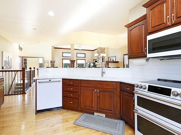 3rd image of 811 NW Boulder Point Pl