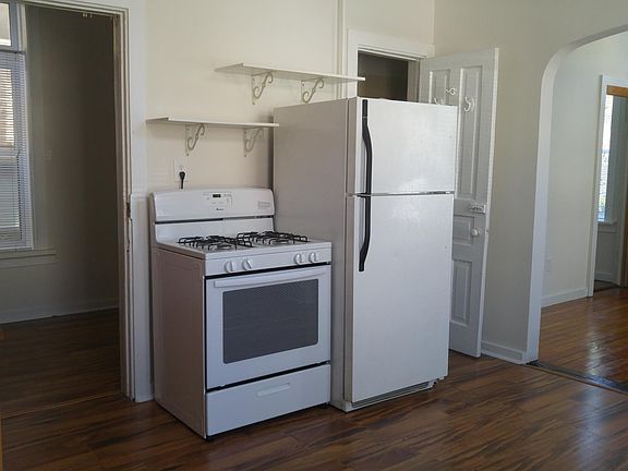 3rd image of 1040 N Hermitage Ave #1W