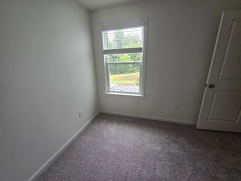 Window with blinds, plenty of light