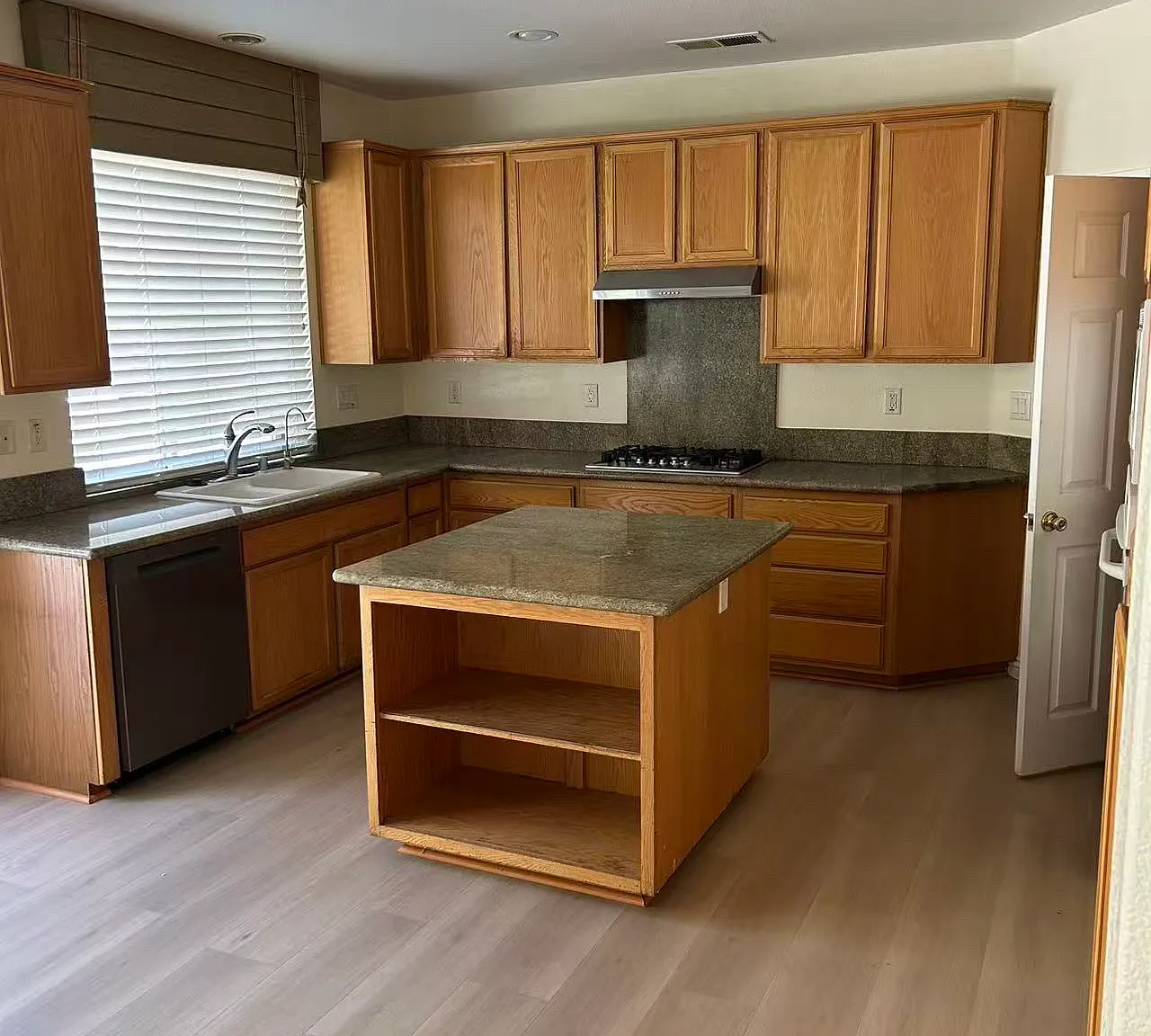 6 bed, 2836 sqft, $4,600 — Photo 3