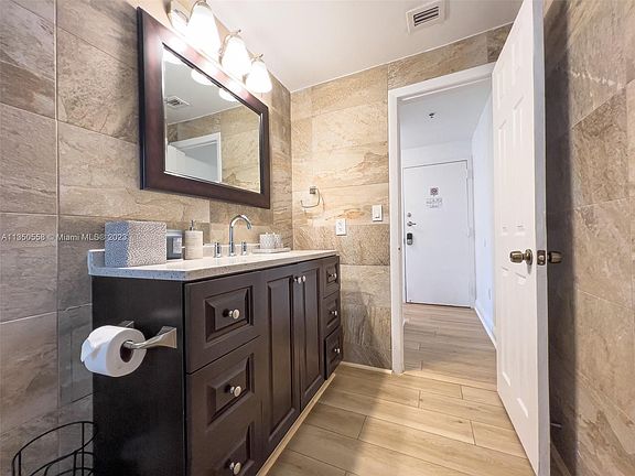 5th image of 918 Ocean Dr APT 209