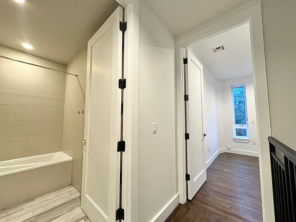 3rd image of 489 Chauncey St APT 1R