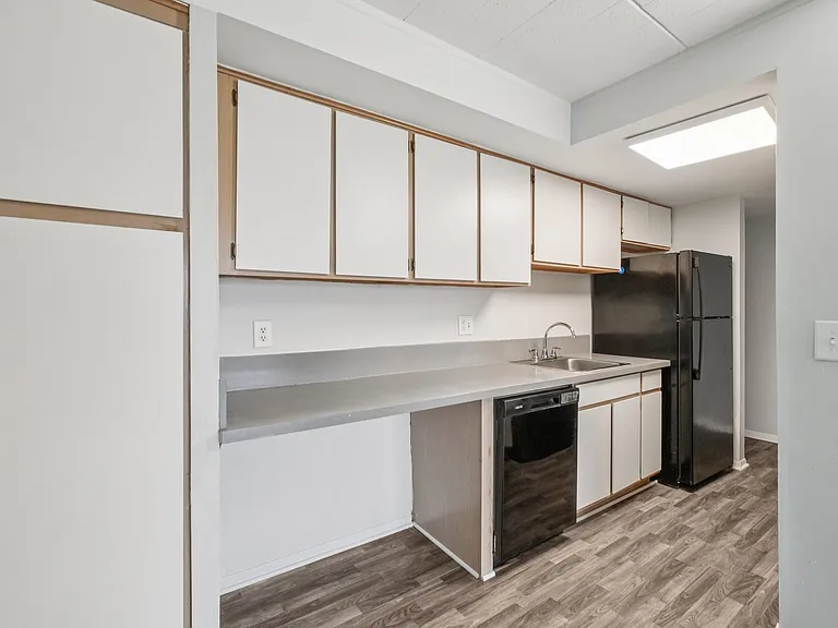 Palms East Apartments — Photo 33