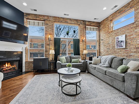 2nd image of 2039 W Belmont Ave #3