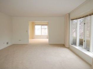 16 Highgate Ct, St Charles, IL 60174