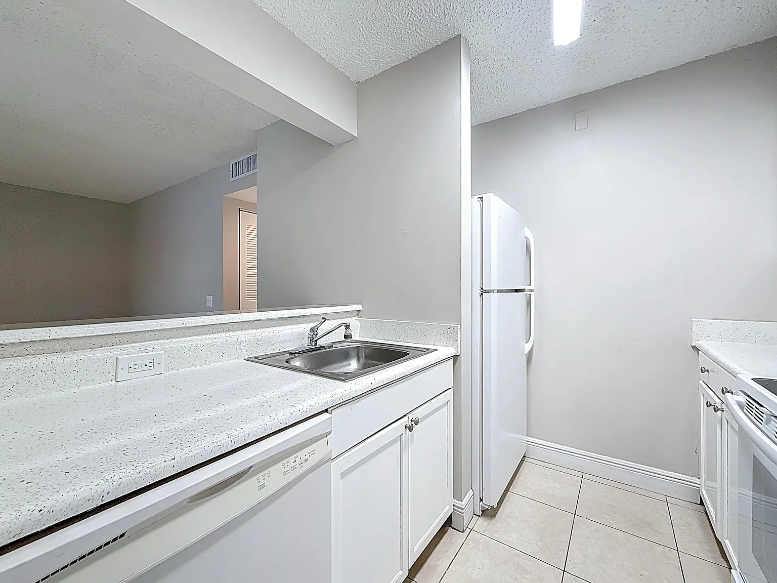 2 bed, 2.0 bath, 921 sqft, $1,950 — Photo 2