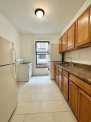 2nd image of 483 Montgomery St #2B