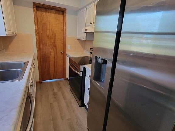 5th image of 875 Terrace Dr