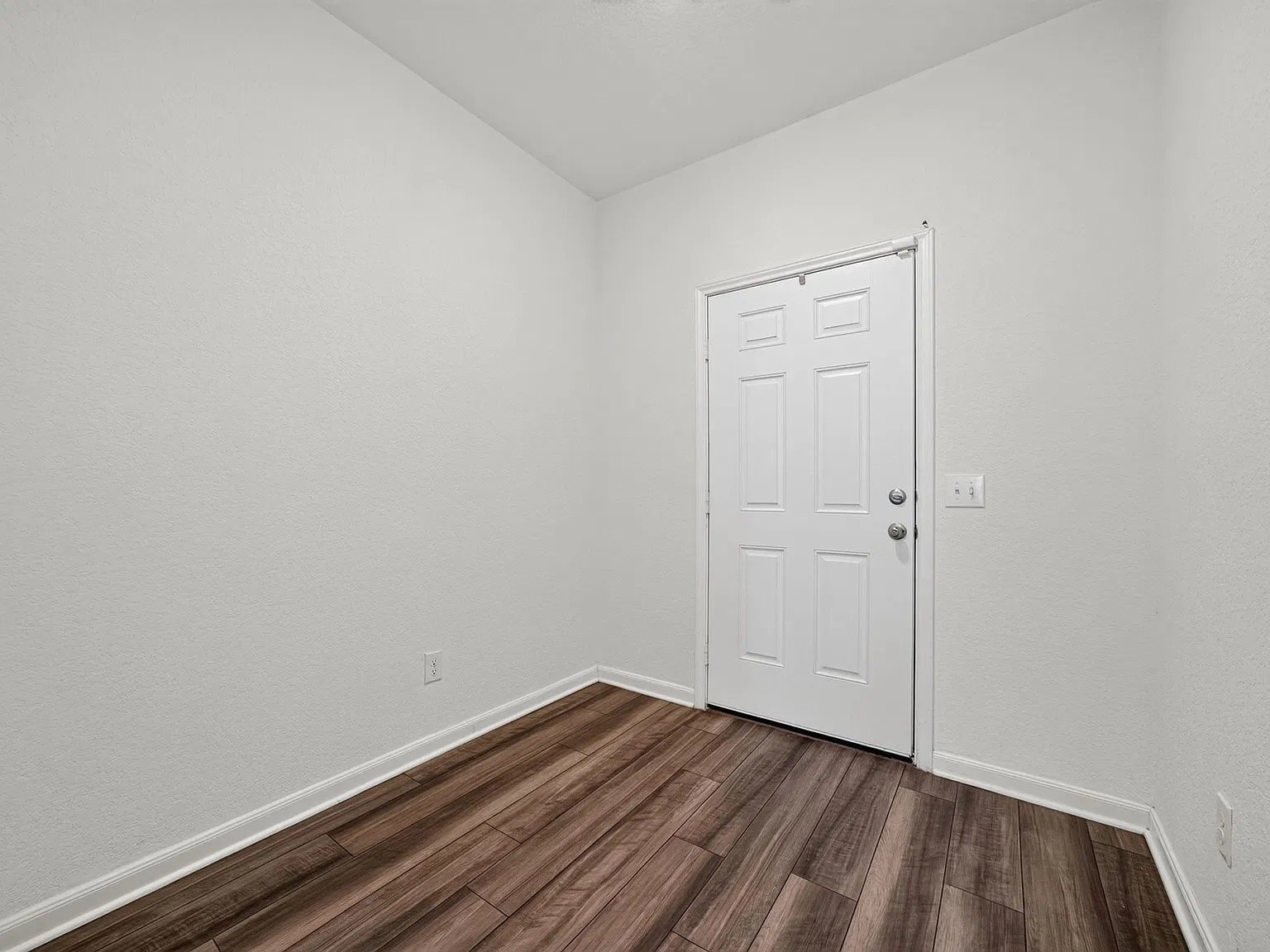 Stylish 3-Bed Home with Island Kitchen, Fenced Yard, and Community Pool in San Antonio — Photo 3