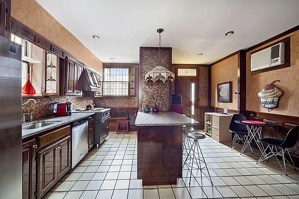 Sold by Living New York | media 4