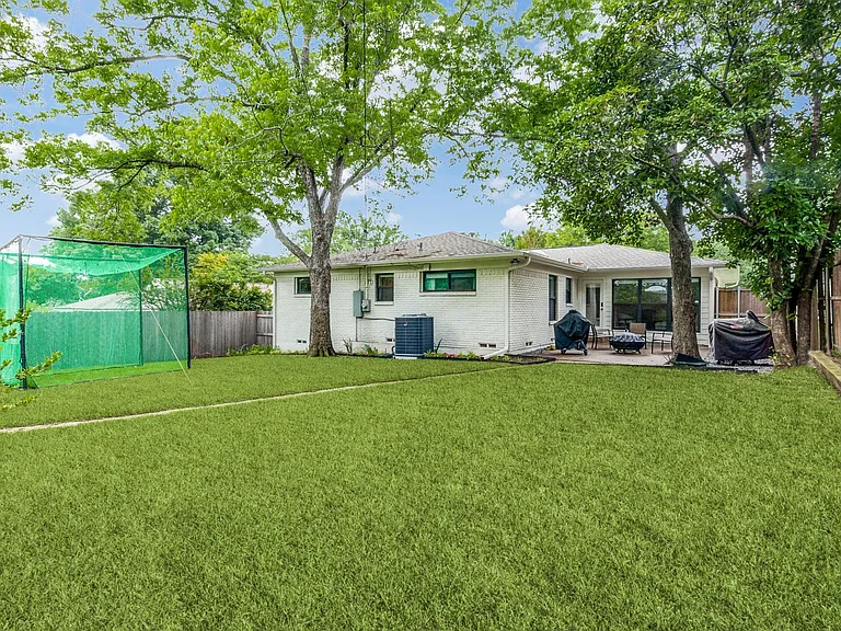 876 Berkinshire Dr — Photo 10