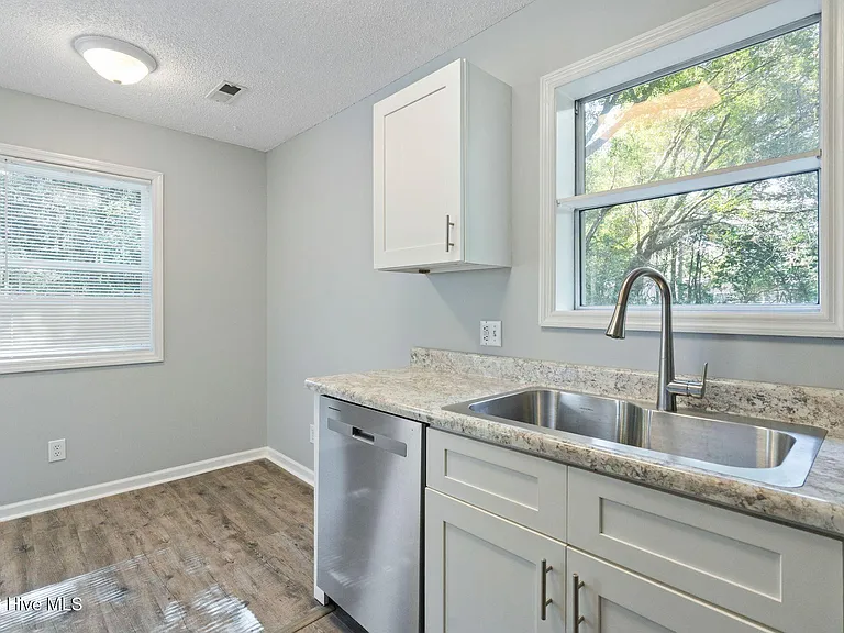 4304 Spirea Dr #B — Photo 8