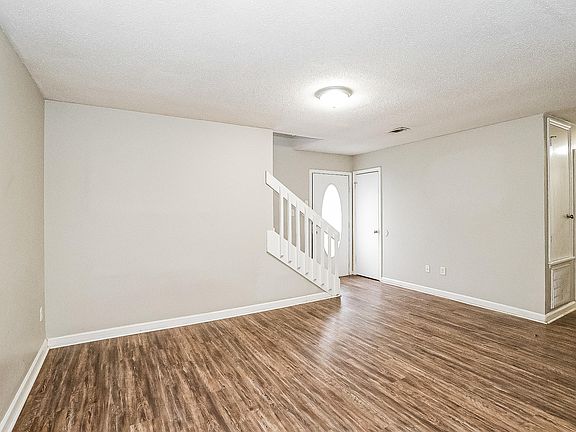 2nd image of 3253 Stonehaven Dr