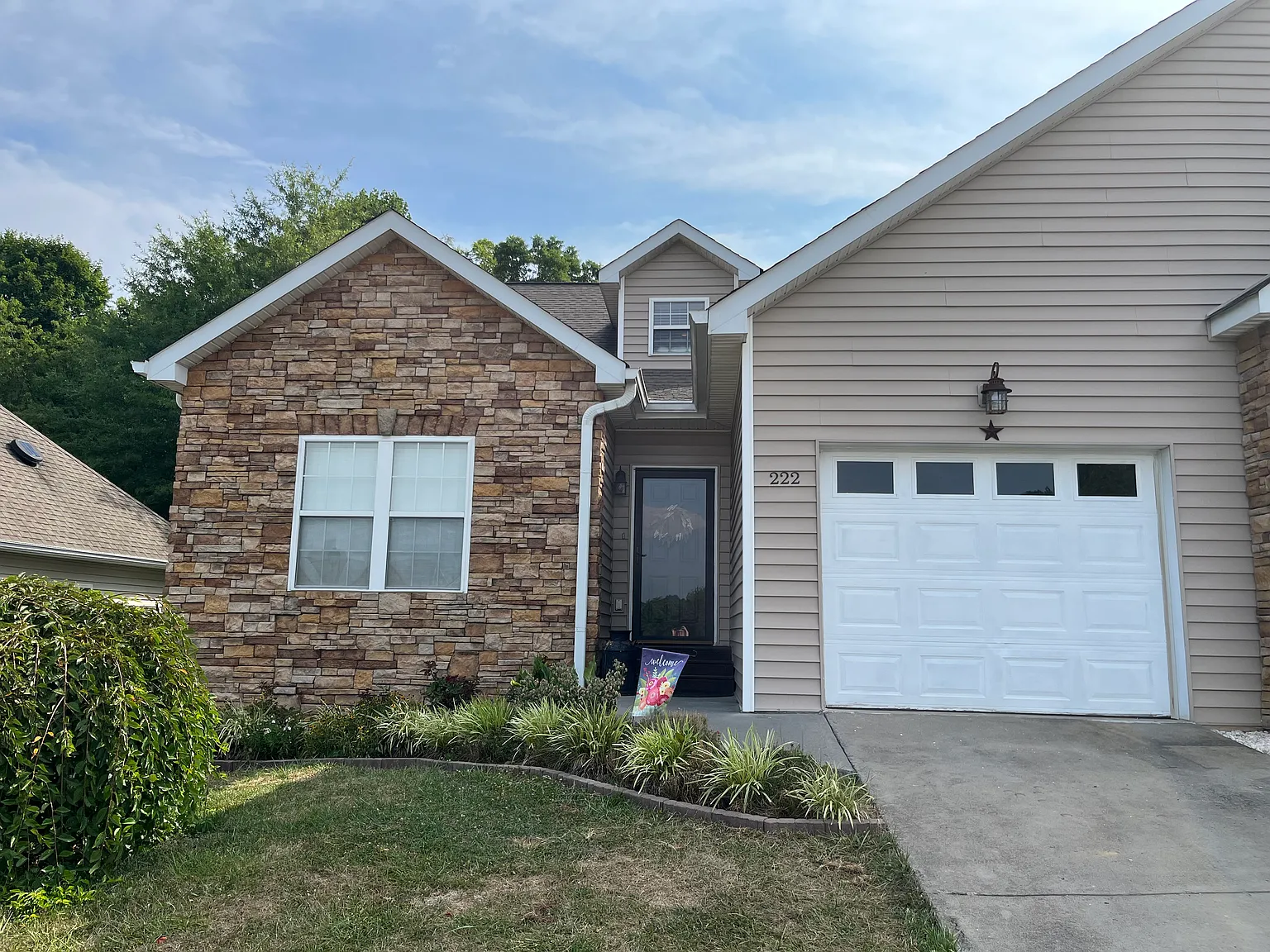 4 bed, 1978 sqft, $2,200 — Photo 1