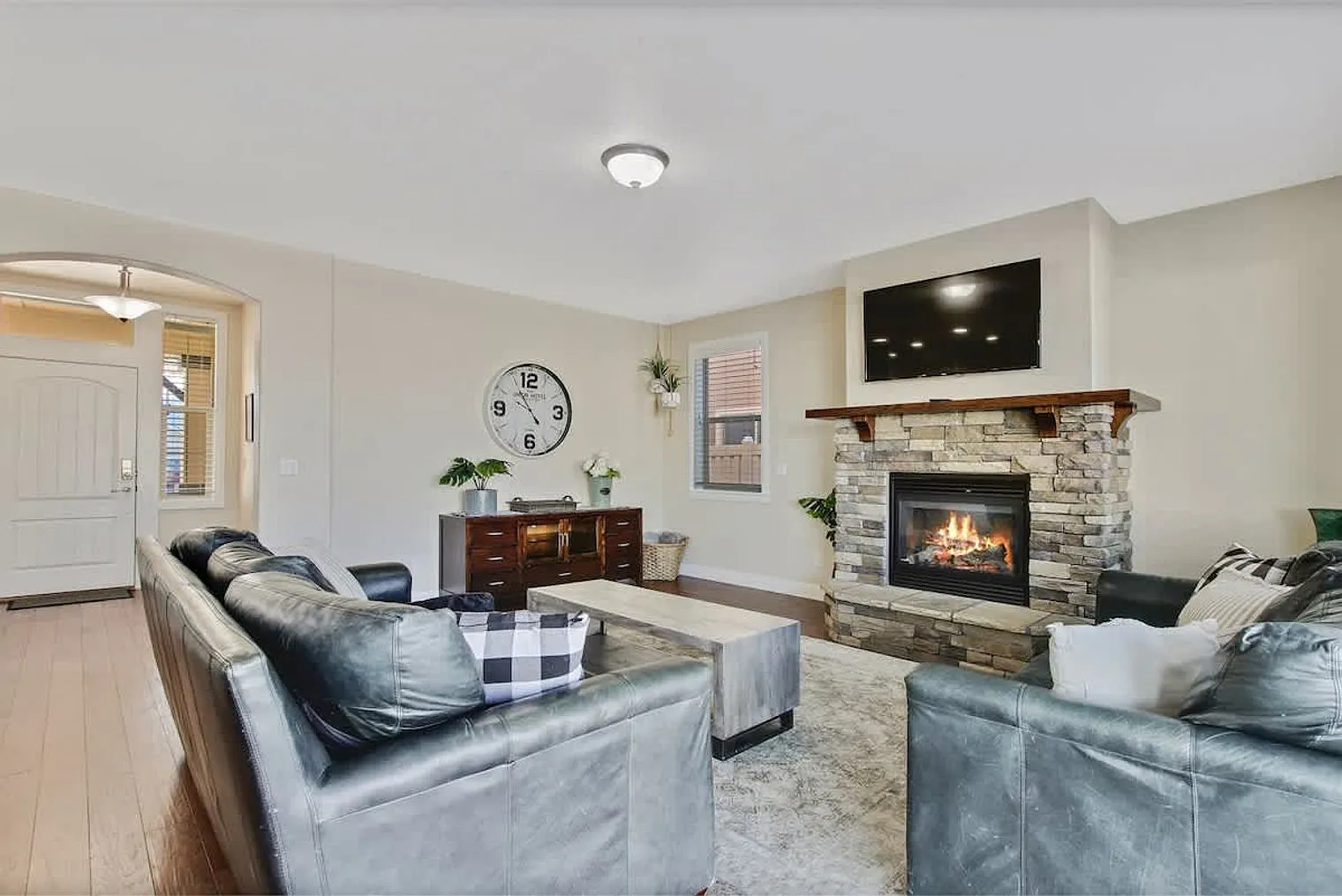 5 bed, 3.0 bath, 925 sqft, $8,905 — Photo 1