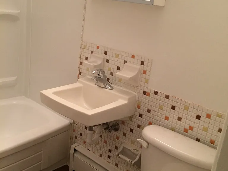 Holland Gardens Apartments — Photo 52