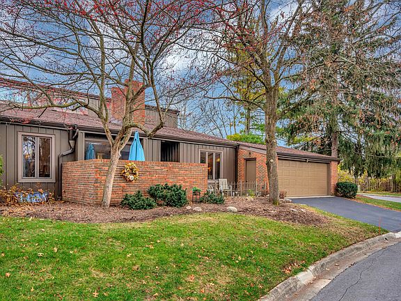 2nd image of 127 Glen Cir