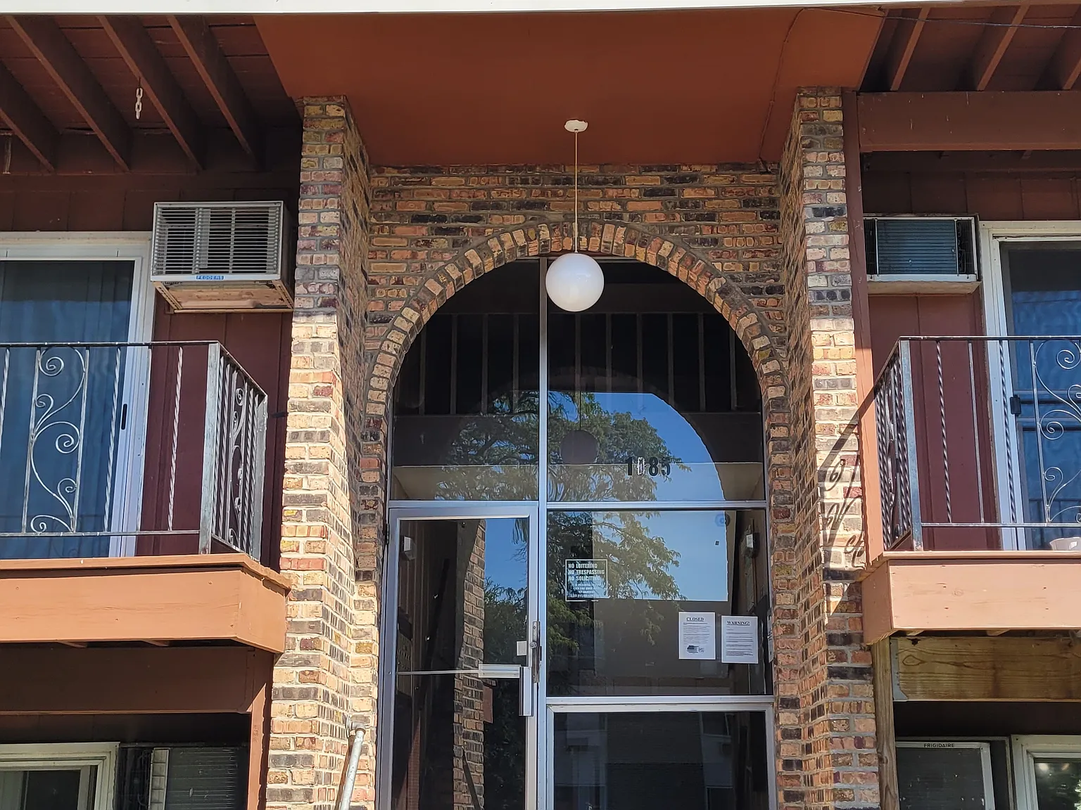 2 bed, 1000 sqft, $1,900 — Photo 2