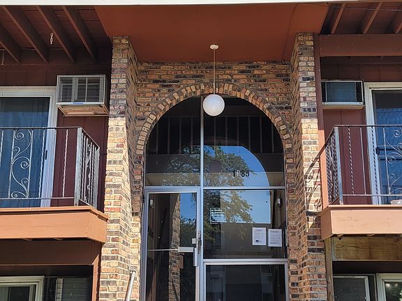 2nd image of 1085 Valley Ln