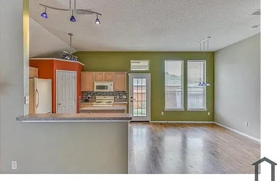 3933 Silver Springs Dr — Photo 12