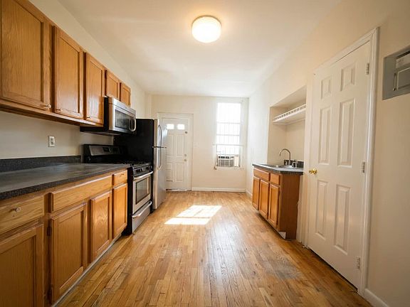 3rd image of 953 Metropolitan Ave APT 1L
