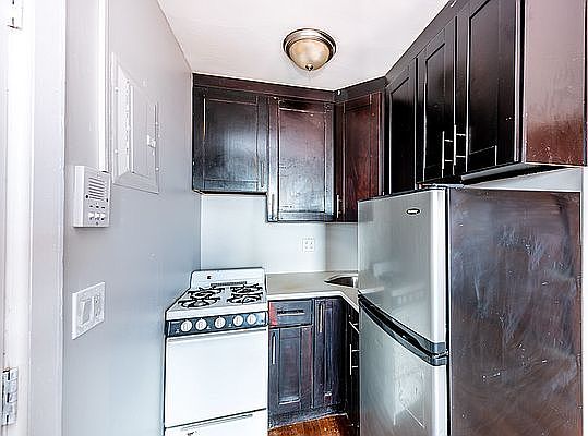 3rd image of 1259 Pacific St APT 4R