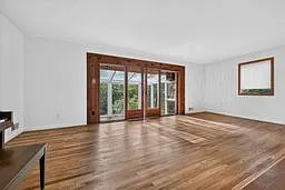 4 bedroom house with 1 car garage — Photo 4