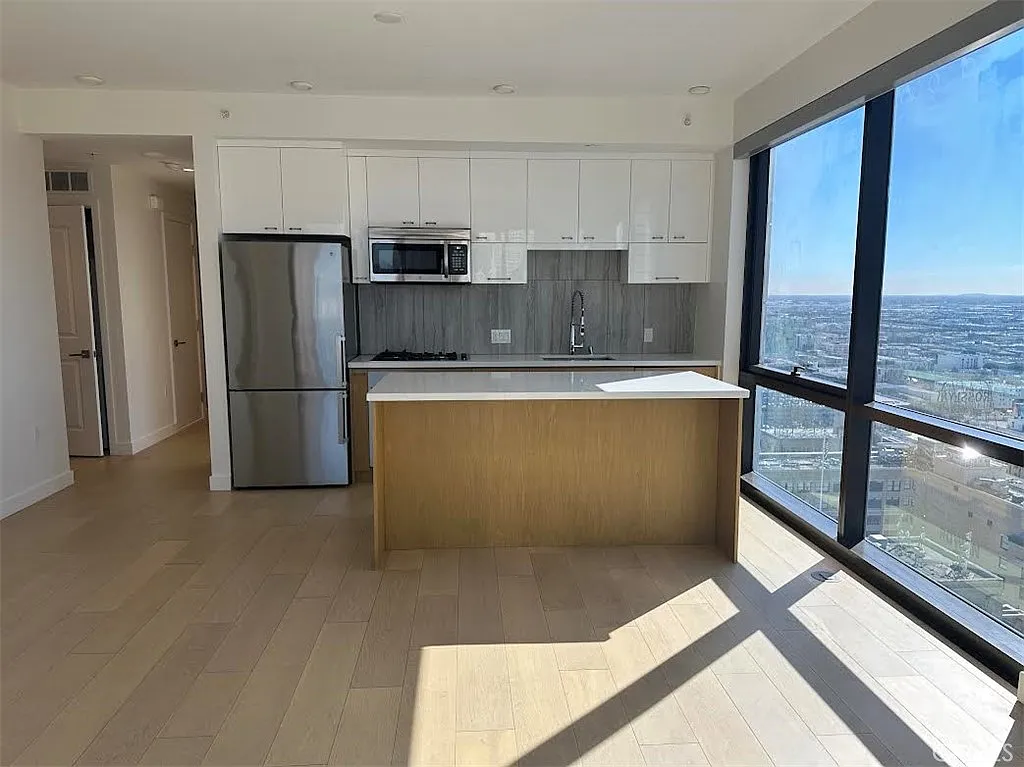 2 bed, 1032 sqft, $4,200 — Photo 2